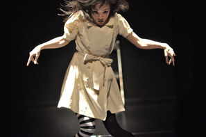 『刮眼人形』写真提供：ダンスの時間プロジェクト/撮影：斉藤誠